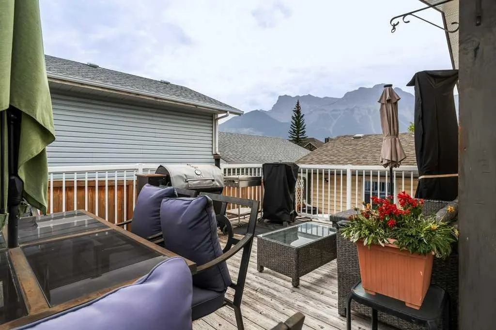 319 Hoodoo Crescent