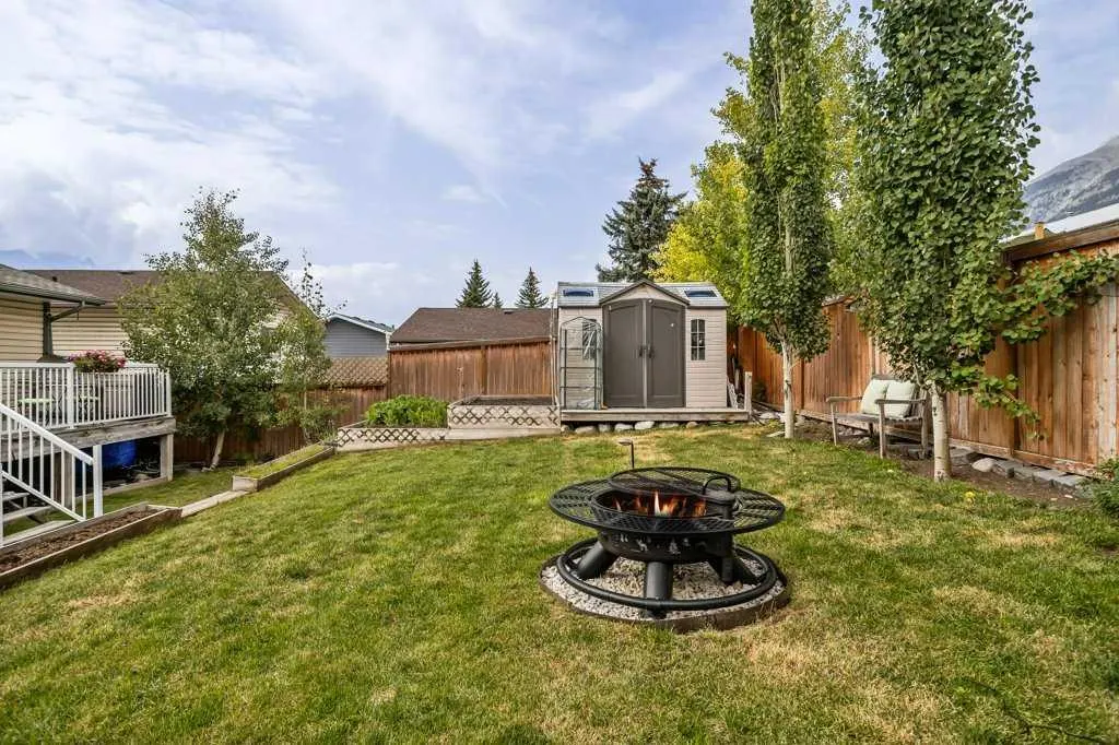 319 Hoodoo Crescent