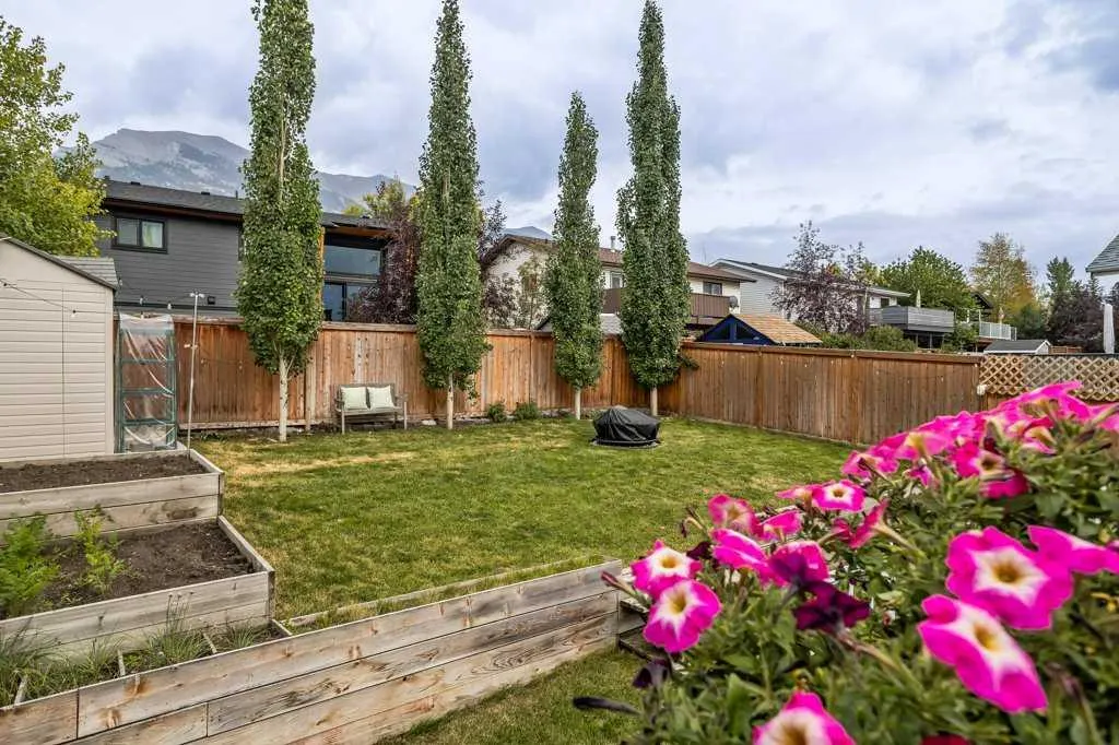319 Hoodoo Crescent
