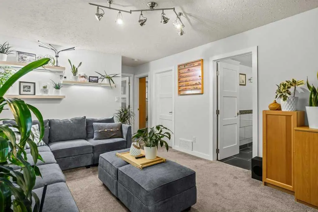 319 Hoodoo Crescent
