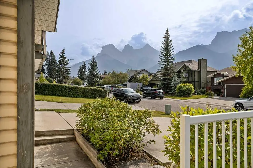 319 Hoodoo Crescent