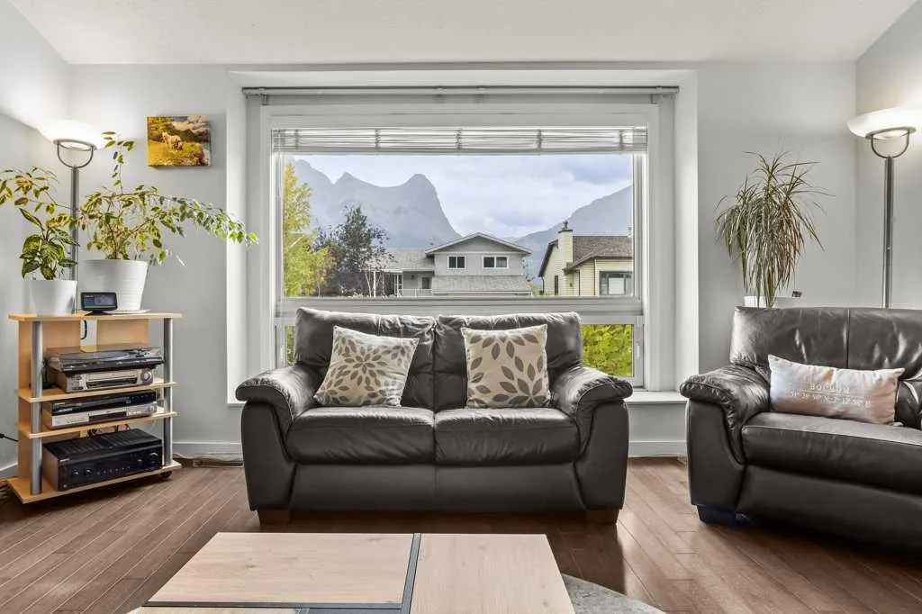 319 Hoodoo Crescent