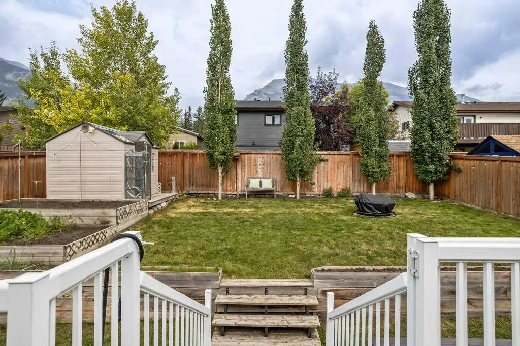 319 Hoodoo Crescent