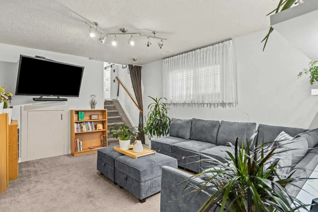 319 Hoodoo Crescent