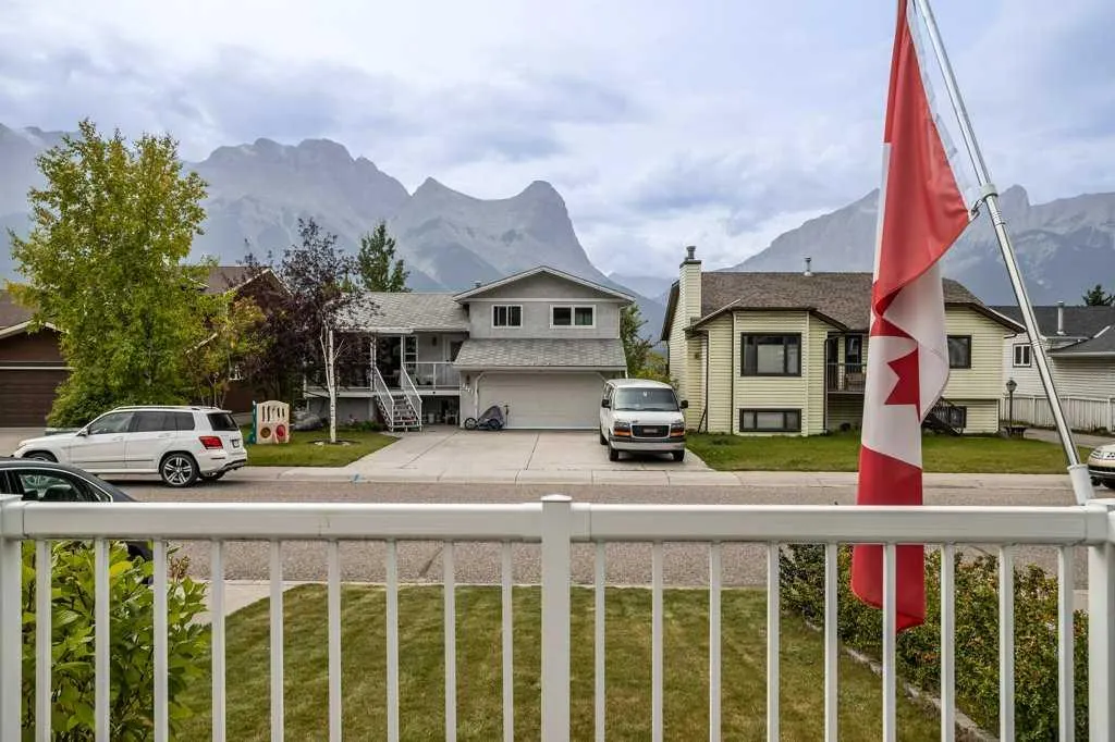 319 Hoodoo Crescent