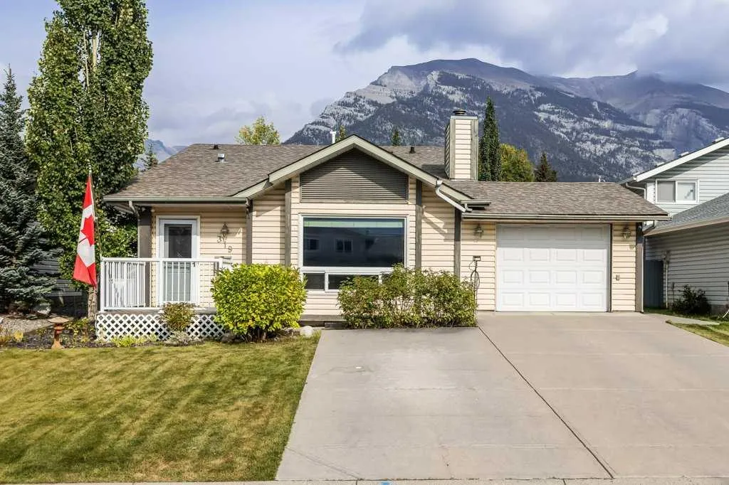 319 Hoodoo Crescent