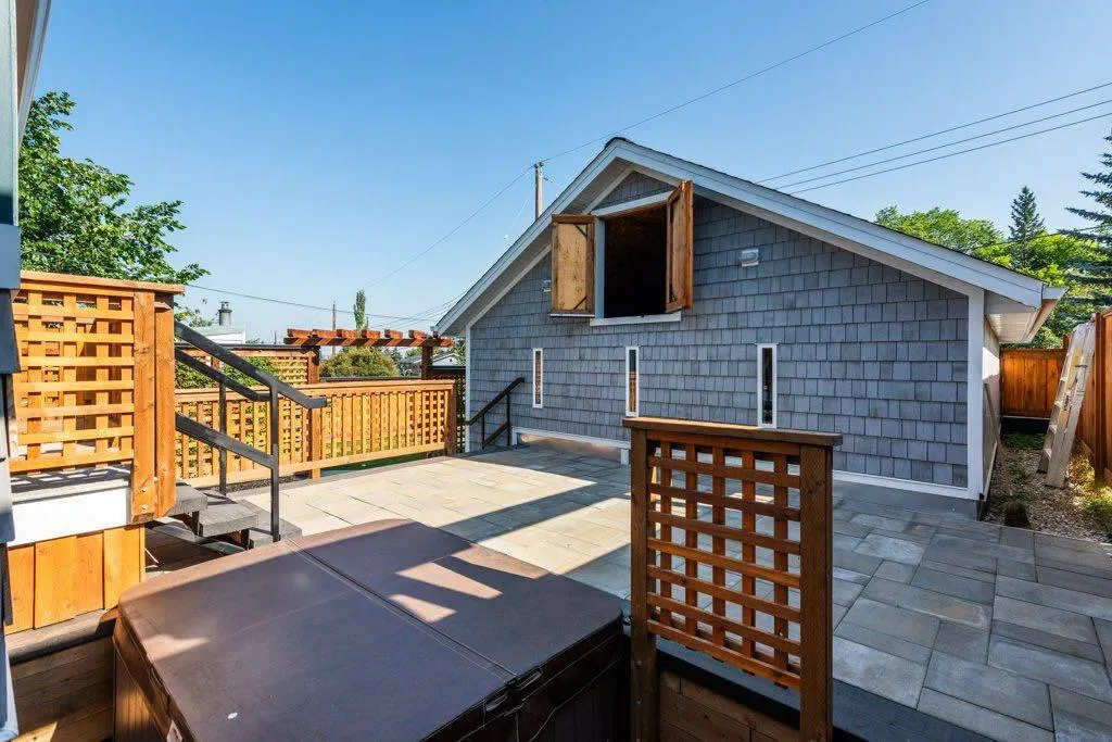 112 Selkirk Drive SW