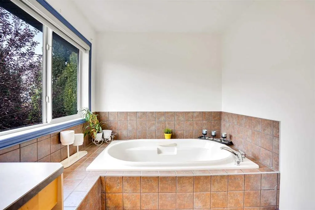 204 Covehaven Gardens NE