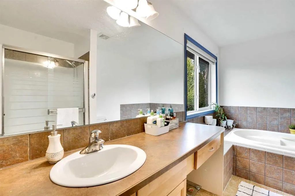 204 Covehaven Gardens NE