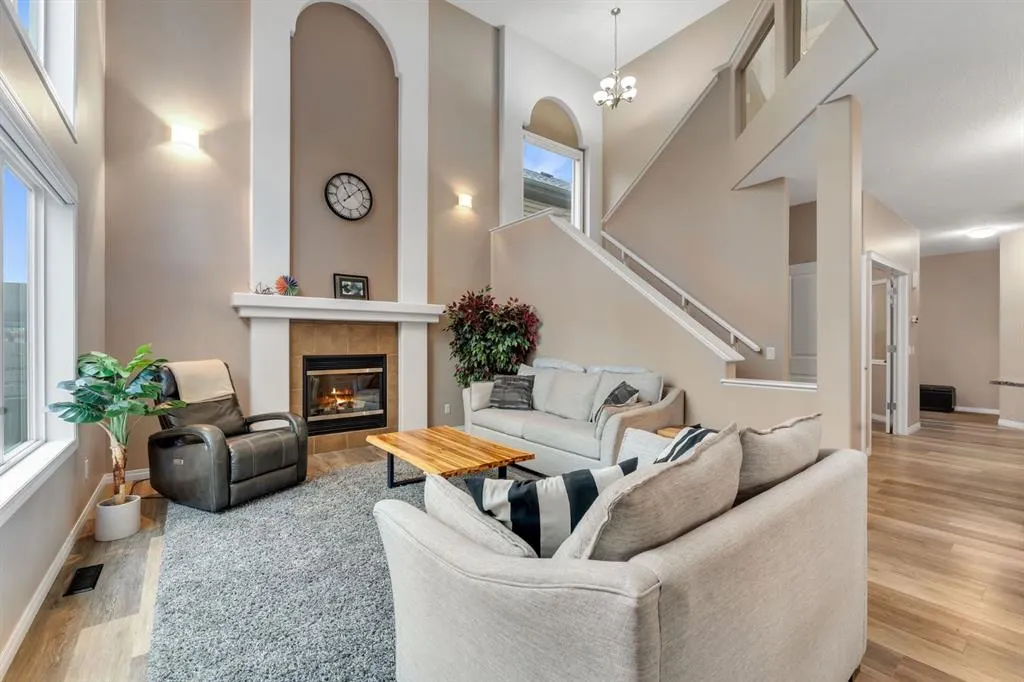 405 Kincora Drive NW