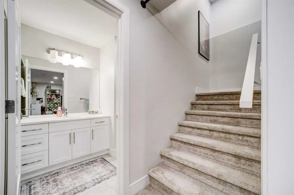 127 Goldenrod Road W