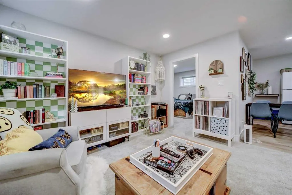 127 Goldenrod Road W