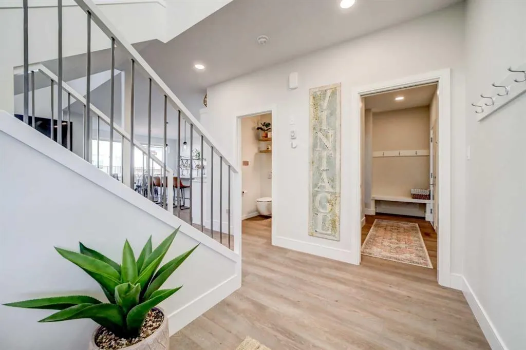 127 Goldenrod Road W