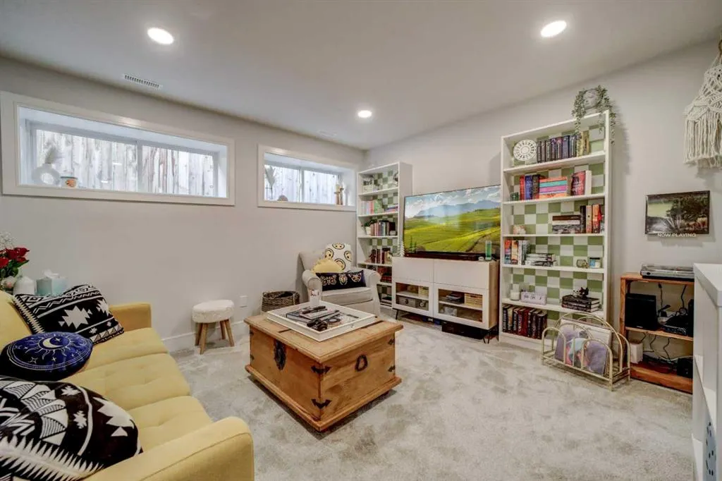 127 Goldenrod Road W