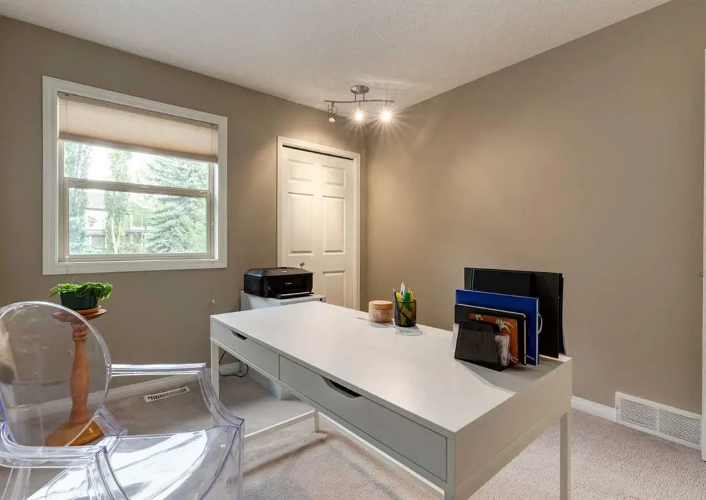 187 Strathaven Circle SW