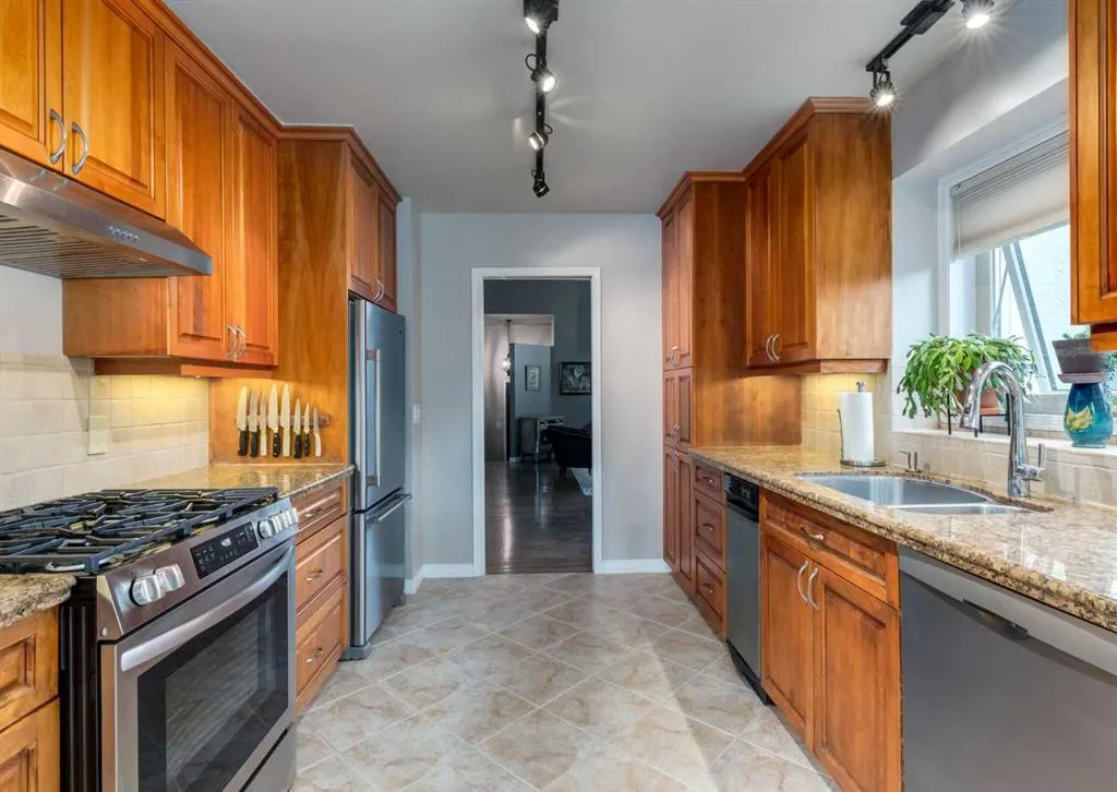 187 Strathaven Circle SW