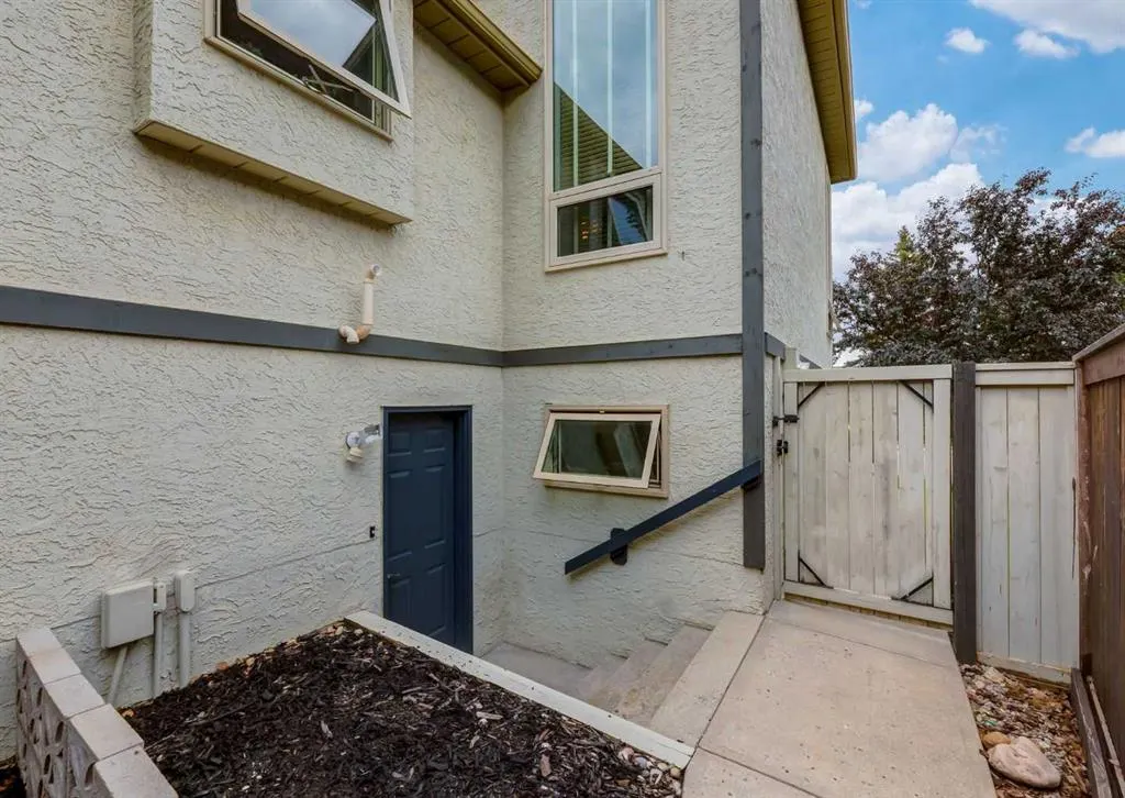 187 Strathaven Circle SW
