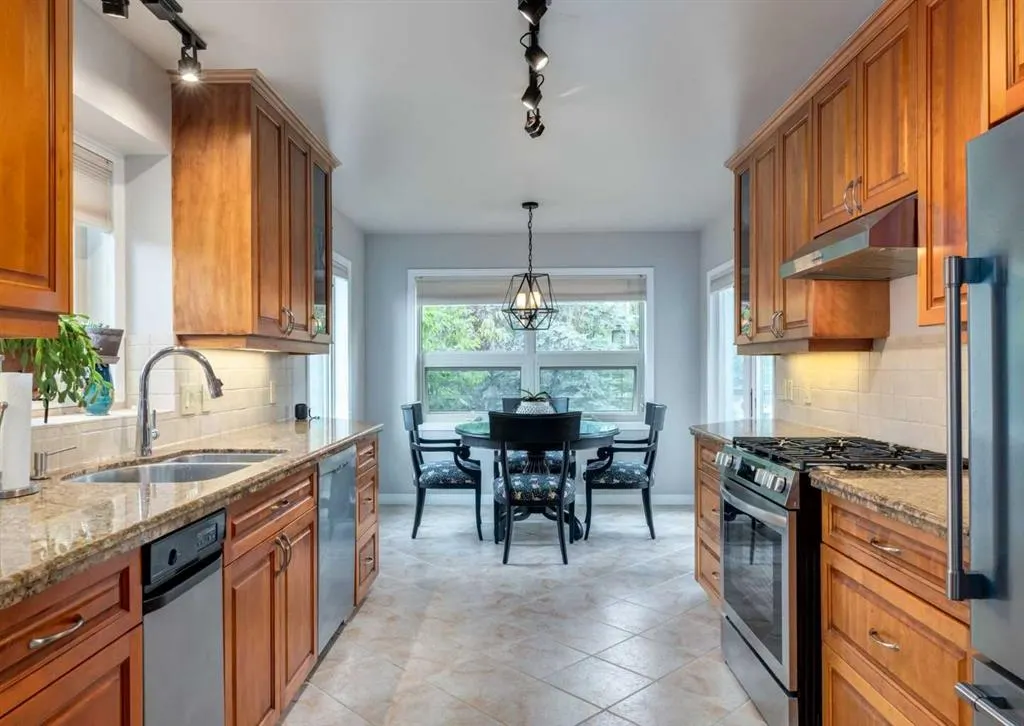 187 Strathaven Circle SW