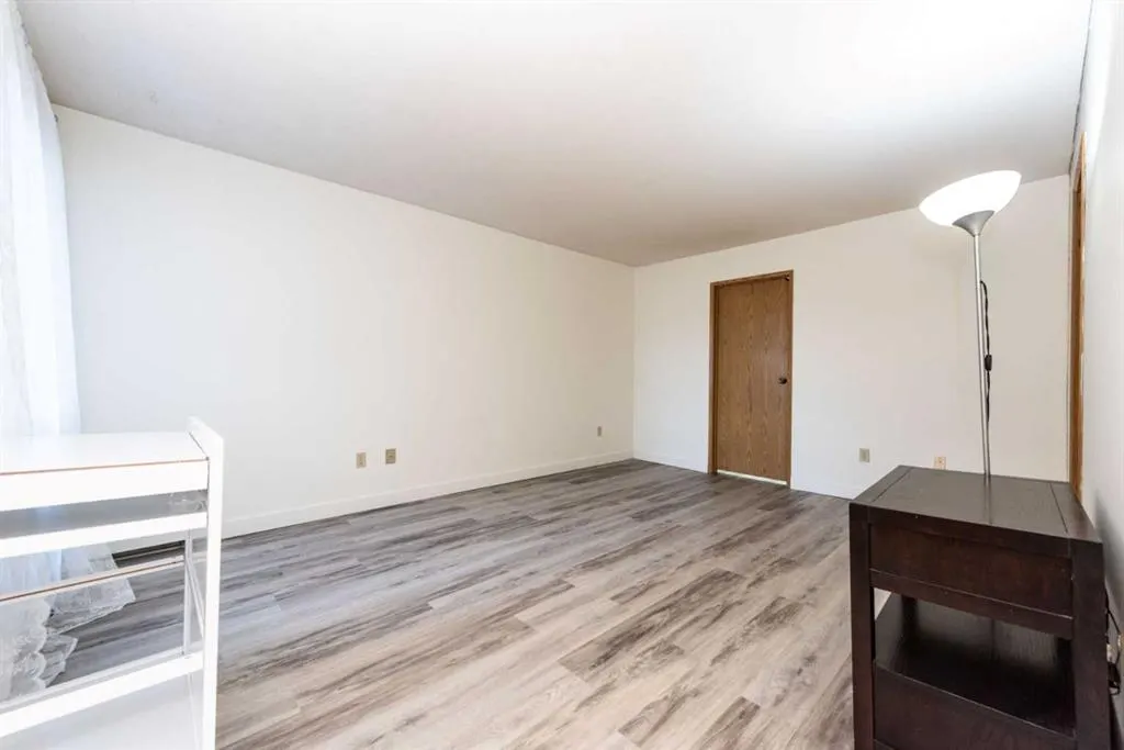 333 Garry Crescent NE, #206