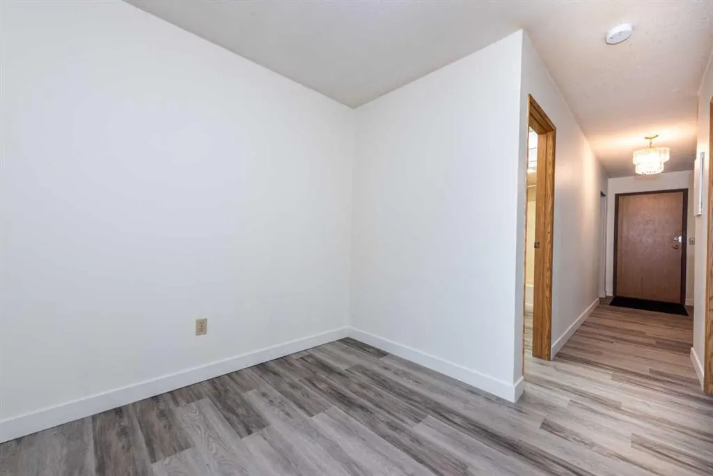 333 Garry Crescent NE, #206