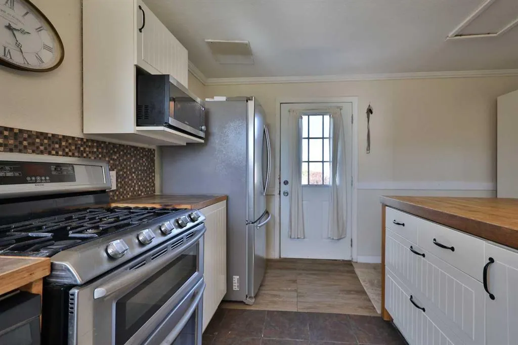 54 8 Avenue W