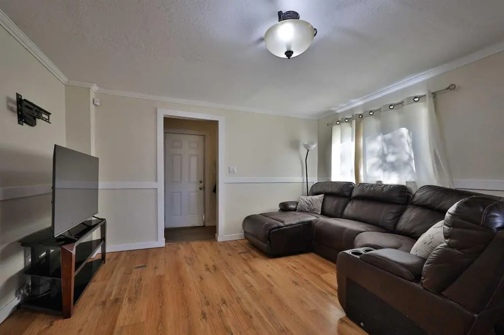 54 8 Avenue W
