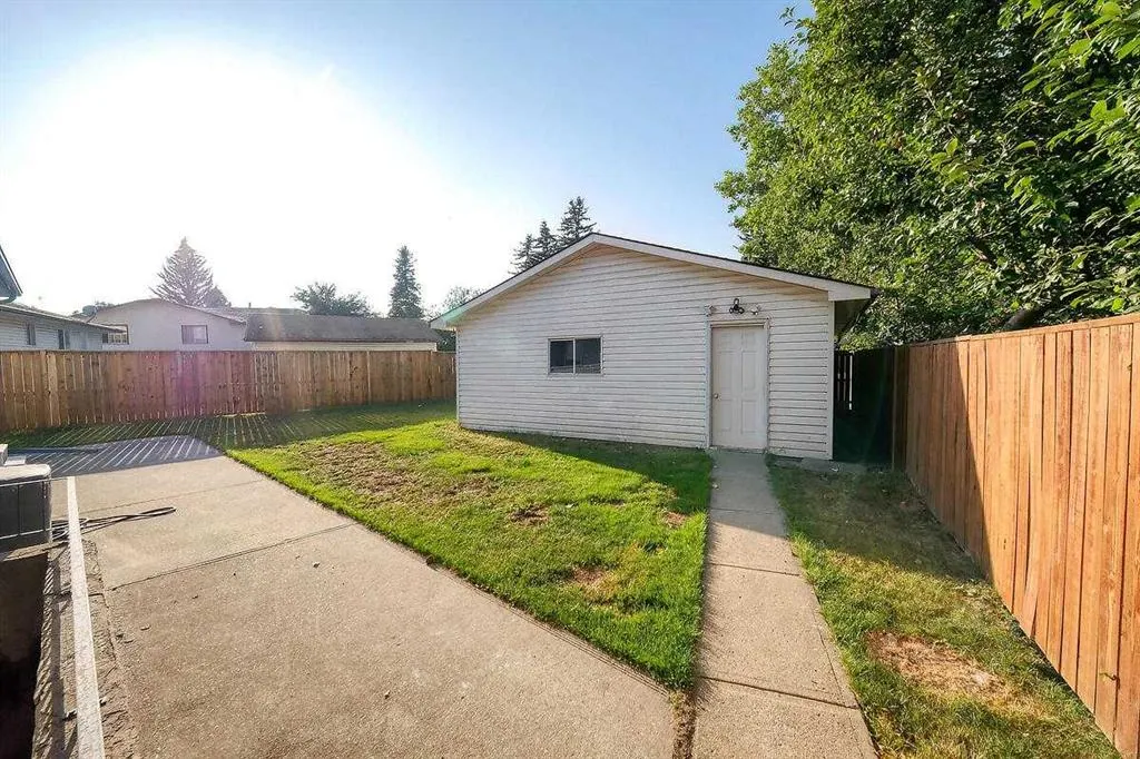 244 Pinetree Road NE