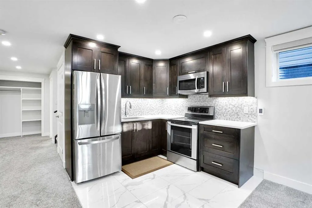 72 Panamount Manor NW