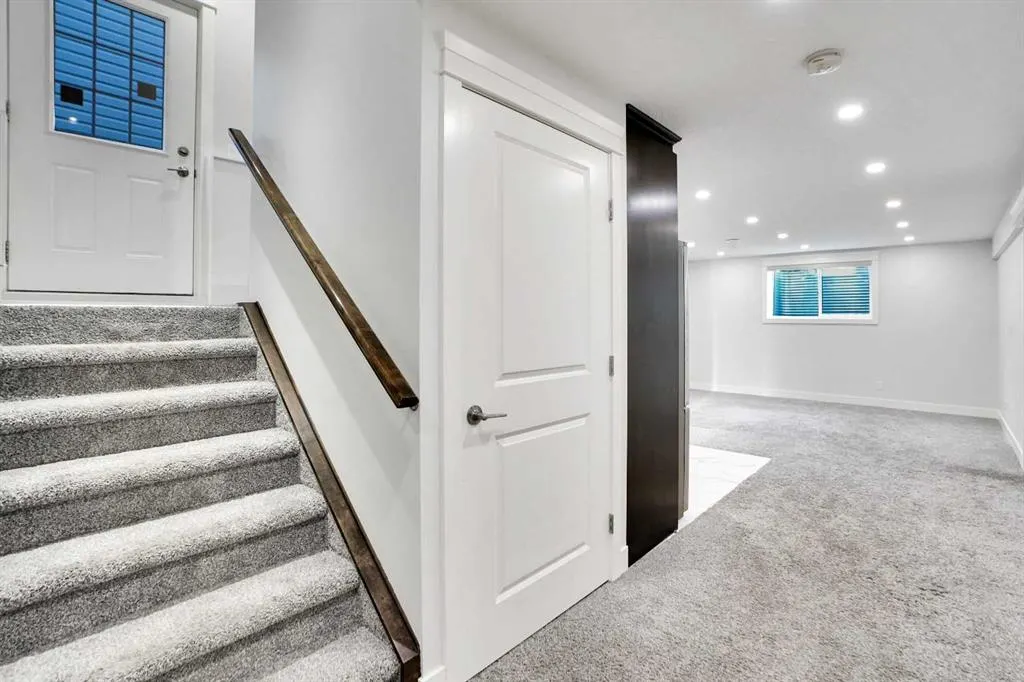 72 Panamount Manor NW