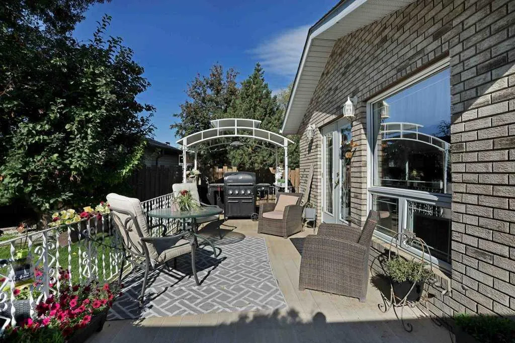 11 Lakeview Crescent E