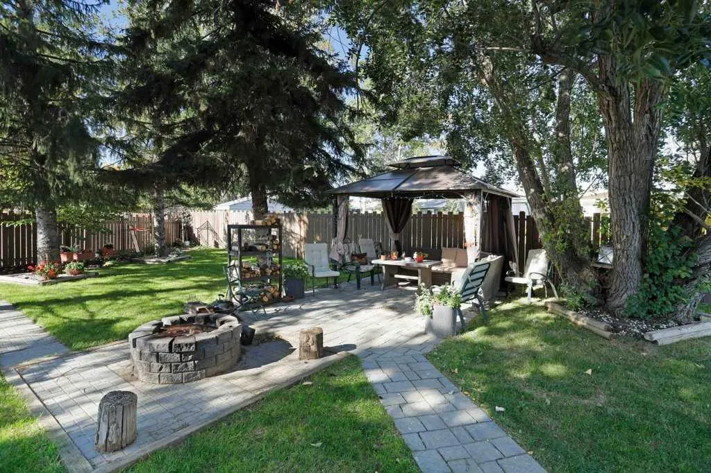 11 Lakeview Crescent E