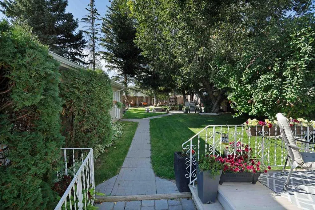11 Lakeview Crescent E