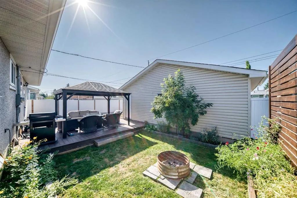 727 macleay Road NE