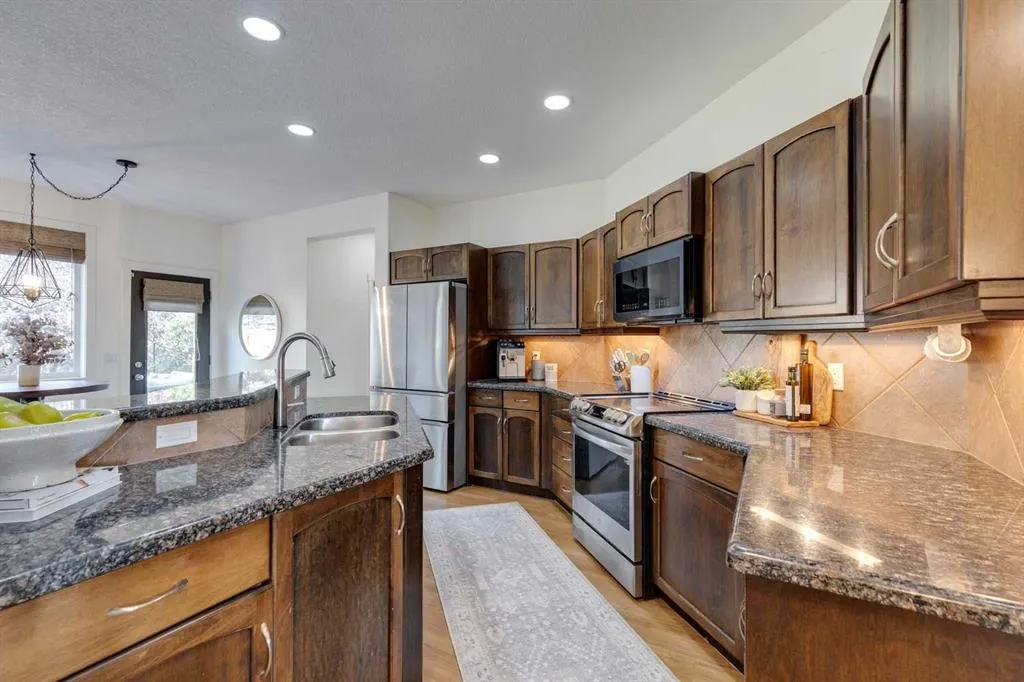 107 Aspen Stone Crescent SW