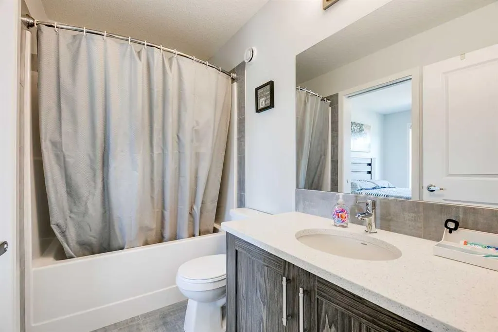 1112 Chinook Gate Bay SW