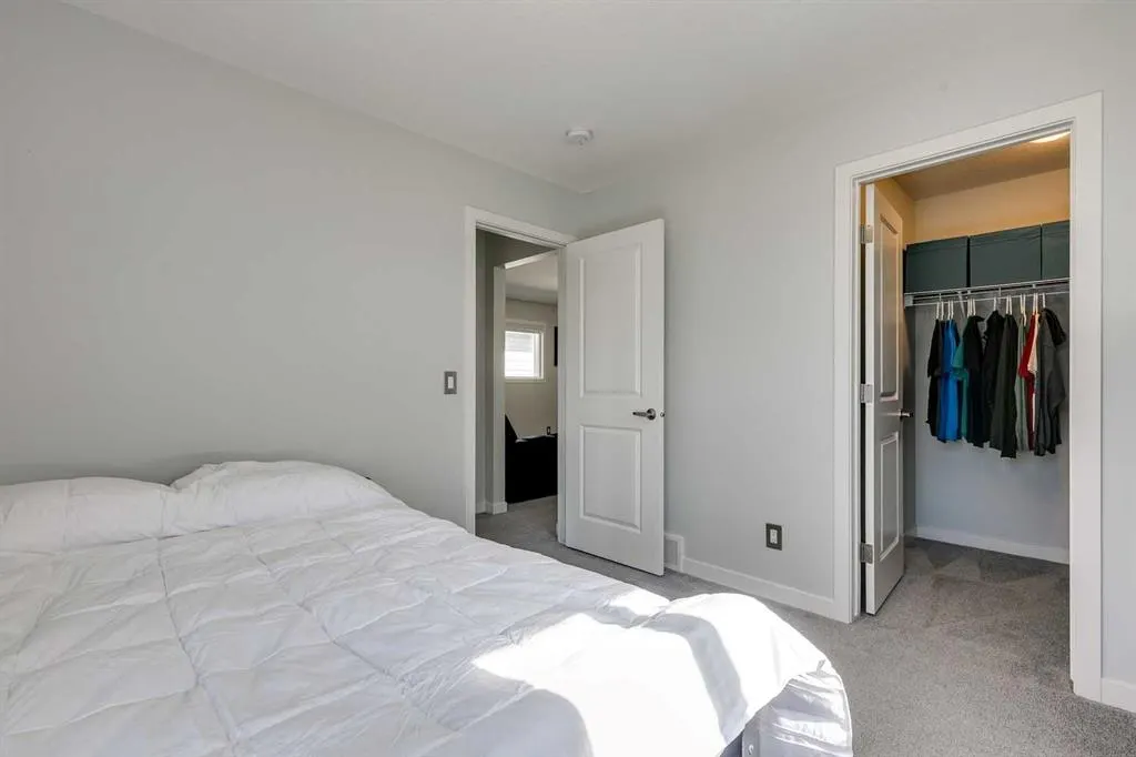 1112 Chinook Gate Bay SW