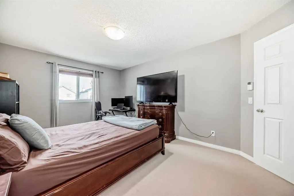 127 Covepark Green NE