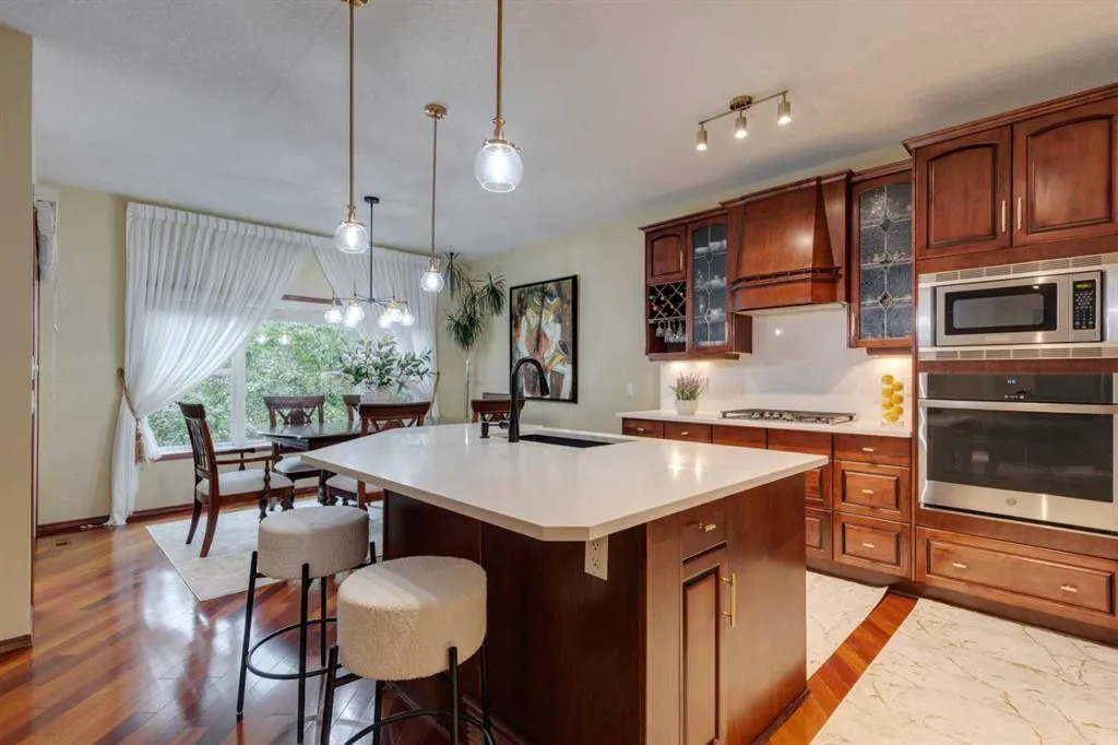142 Discovery Ridge Boulevard SW