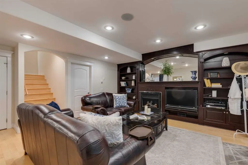 142 Discovery Ridge Boulevard SW