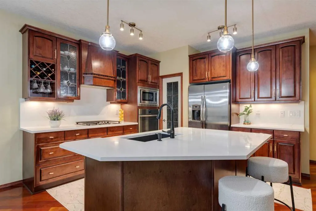 142 Discovery Ridge Boulevard SW