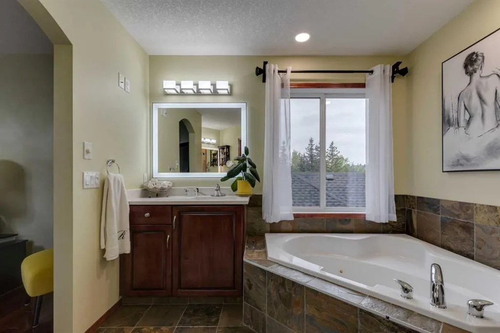 142 Discovery Ridge Boulevard SW