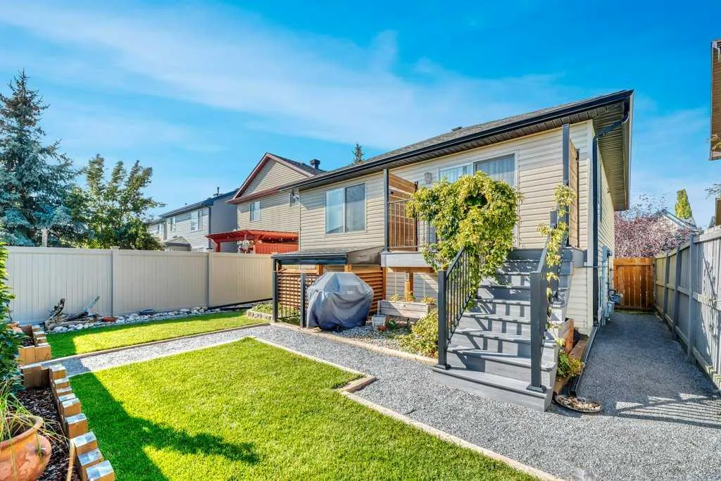 128 Chapalina Crescent SE