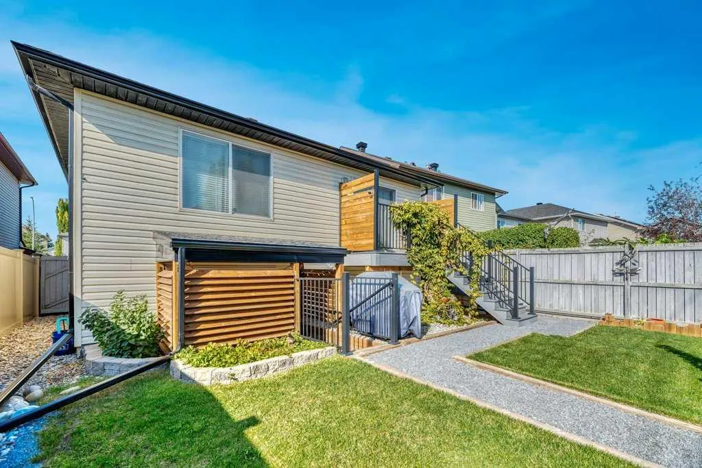128 Chapalina Crescent SE