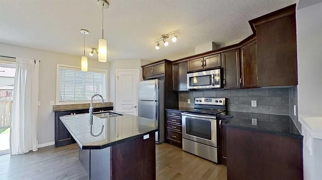 63 Elgin Meadows Park SE