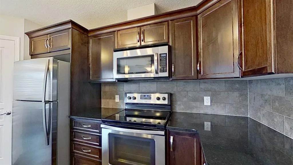 63 Elgin Meadows Park SE