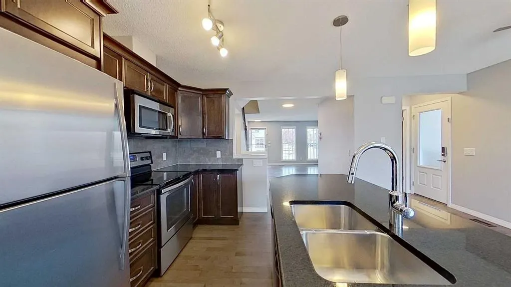 63 Elgin Meadows Park SE
