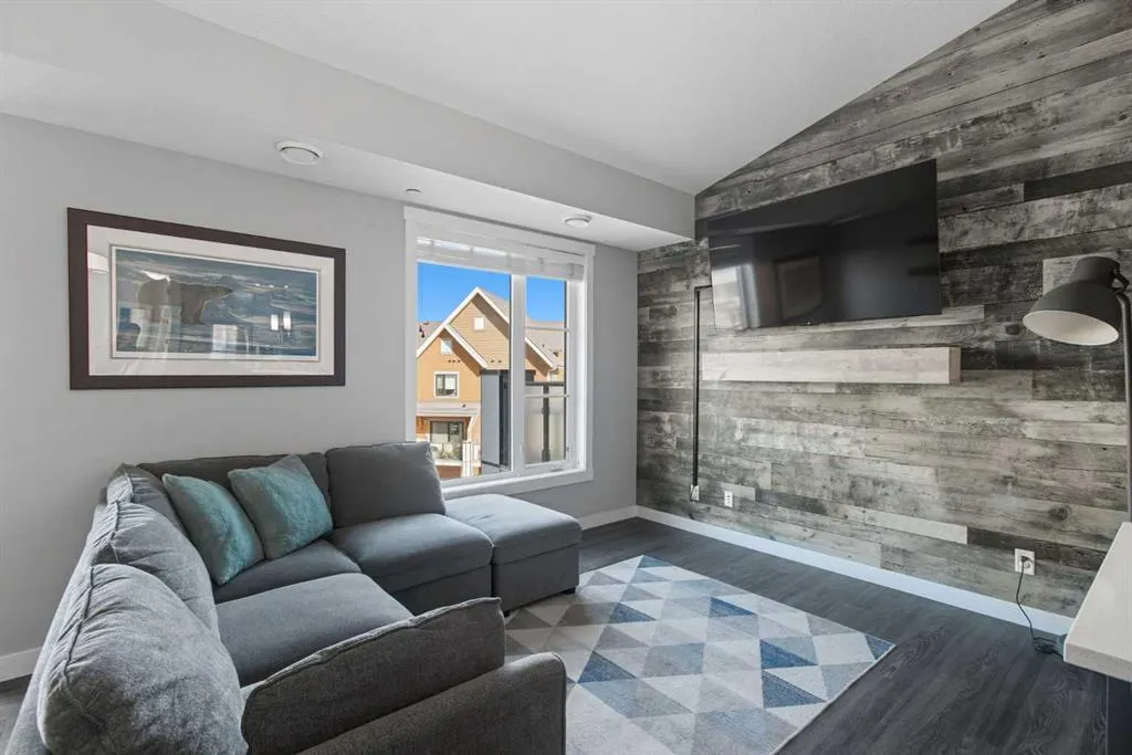 263 Livingston Common NE