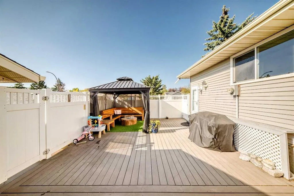 8 Abadan Crescent NE