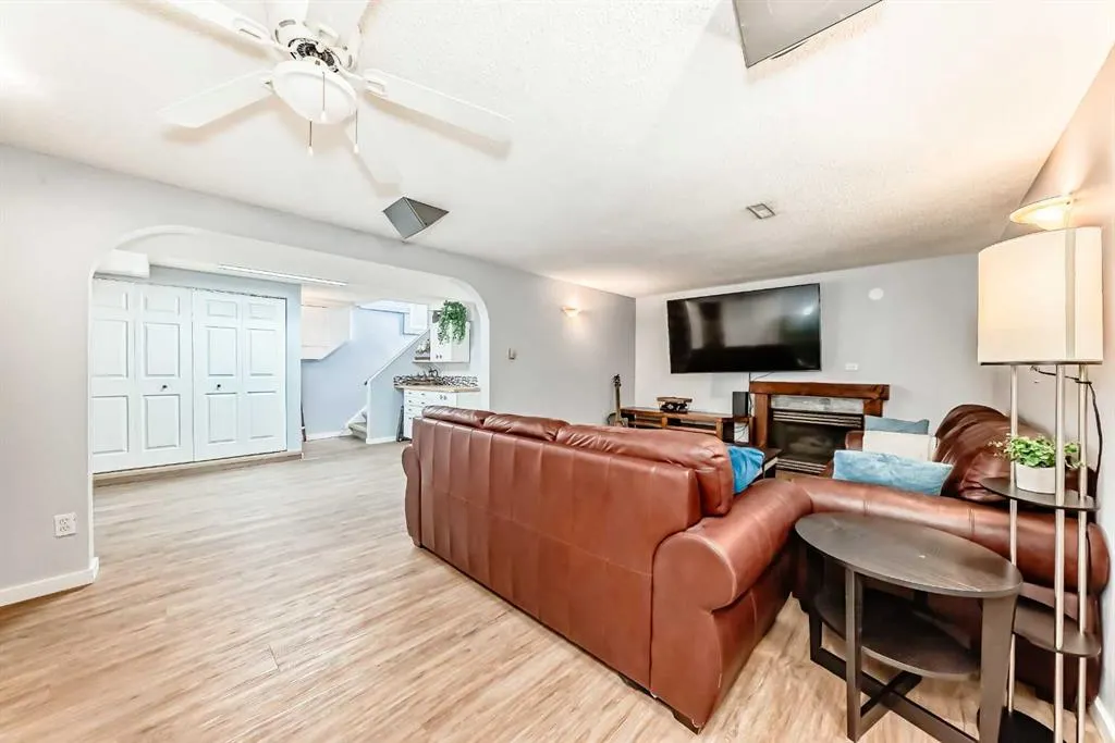 8 Abadan Crescent NE