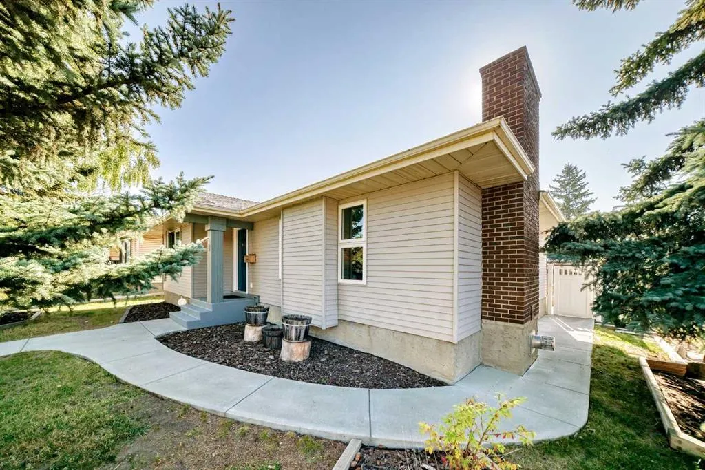 8 Abadan Crescent NE
